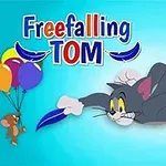 Tom spada z nieba trzymając niebieskie pióra, podczas gdy Jerry unosi się obok na kolorowych balonach