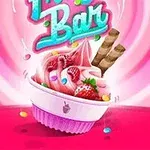 Puchar z różowymi lodami, posypanymi cukierkami i ozdobionymi truskawkami oraz dwoma wafelami, na tle spiralnych różowych i białych pasów