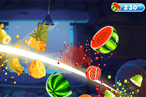 Krojone owoce, takie jak ananas i arbuz, unoszące się w powietrzu z jasną linią cięcia na jasnym tle