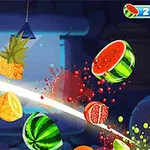 Krojone owoce, takie jak ananas i arbuz, unoszące się w powietrzu z jasną linią cięcia na jasnym tle