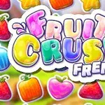 Kolorowy napis Fruit Crush Frenzy otoczony obrazkami różnych owoców na jasnym tle