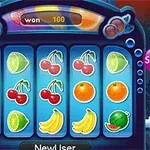 Kolorowe, uśmiechnięte kostki owocowe z oczami na tle nieba i chmur, z widoczną postacią zwierzęcia po prawej stronie