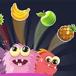 Trzy kolorowe, uśmiechnięte potworki stojące pod świecącymi owocami: truskawką, bananem, jabłkiem, ananasem i śliwką