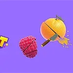 Napis Fruit Slice obok przeciętej maliny i pomarańczy z nożem na fioletowym tle