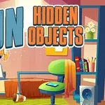 Kolorowy pokój z różnymi przedmiotami, takimi jak laptop, krzesło, książki, szuflady i plakaty na ścianach, z dużym kolorowym napisem Fun Hidden Objects