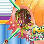 Postać z kolorowymi włosami i powiększonym, zaniedbanym uchem w trakcie zabiegu, z kolorowymi narzędziami i napisami Funny Ear Surgery na pierwszym planie