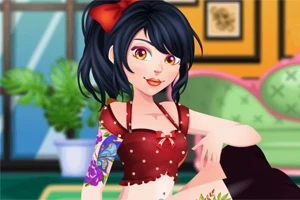 Postać z kolorowymi tatuażami w czerwonym topie siedzi na sofie w jasnym wnętrzu