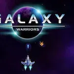 Napis GALAXY WARRIORS na tle kosmosu z planetą oraz statek kosmiczny lecący w stronę kosmosu