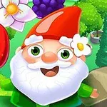 Krasnal z czerwonym kapeluszem i białą brodą, uśmiechnięty, otoczony dużą truskawką, kwiatem i jagodami na tle zieleni