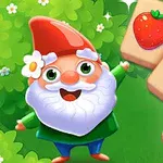 Uśmiechający się krasnal w czerwonej czapce w ogrodzie, obok kafelków z rysunkami truskawki, winogrona i gruszki