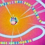 Kolorowe kulki układające się w spiralę na różowo-pomarańczowym tle z postacią przypominającą zwierzę pośrodku