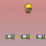 Postać w żółtym kasku unosząca się nad czterema lecącymi rakietami na różowym tle