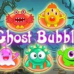 Kolorowe, kreskówkowe stworki na tle tajemniczego, mrocznego lasu