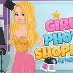 Dziewczyna z długimi blond włosami w cekinowej sukience stoi obok kolorowego napisu Girls Photo Shopping Dress Up na tle sesji fotograficznej
