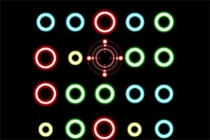 Kolorowe, świecące okręgi ułożone symetrycznie na czarnym tle z celownikiem pośrodku