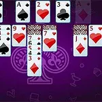 Karty do gry ułożone w rzędach na fioletowym tle
