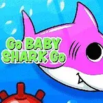 Różowy rekin z dużymi oczami pływa w niebieskiej wodzie obok czerwonych min morskich, a obok znajduje się napis Go BABY SHARK Go