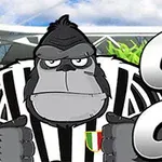 Smutny, kreskówkowy goryl w czarno-białym pasiastym stroju sportowym na tle stadionu