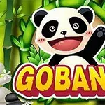 Pandka z podniesioną łapą w otoczeniu bambusa, z napisem GOBANG