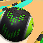 Czarna kula z zielonymi wzorami i sześciokątną teksturą toczącą się po kolorowej trasie