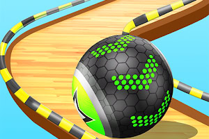 Czarna piłka z zielonymi wzorami toczy się po drewnianej, zakręconej ścieżce otoczonej barierkami w żółto-czarne pasy