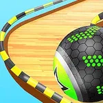 Czarna piłka z zielonymi wzorami toczy się po drewnianej, zakręconej ścieżce otoczonej barierkami w żółto-czarne pasy