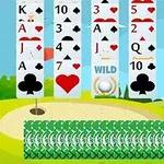 Karty do gry ułożone pionowo na tle pola golfowego z widoczną flagą i niebieskim niebem