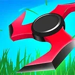 Czerwony shuriken z czarnym środkiem unosi się nad zieloną trawą na tle błękitnego nieba