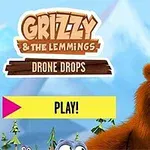 Niedźwiedź patrzy w górę, otoczony przez drony na tle gór, z napisem PLAY oraz logo Grizzy & the Lemmings: Drone Drops