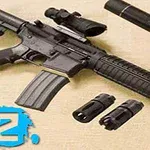 Czarny karabin automatyczny z lunetą, tłumikiem i dwoma dodatkowymi elementami na beżowym tle