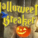Napis Halloween Breaker w żółtej czcionce, obok świecący lampion z dyni i wisząca lampa w tle