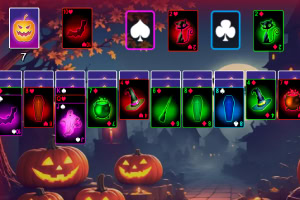 Karty do gry z motywem Halloween, w tym dynie i symbole karciane, na tle mglistych drzew i księżyca