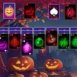 Karty do gry z motywem Halloween, w tym dynie i symbole karciane, na tle mglistych drzew i księżyca