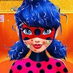 Postać z niebieskimi włosami w czerwonej masce i czarnej koszuli w grochy, z plamami na twarzy na pomarańczowym tle