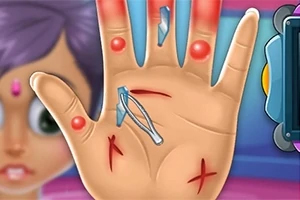 Dłoń z czerwonymi plamami, skaleczeniami i cążkami do usuwania drzazg, w tle twarz postaci