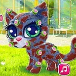 Kot z dużymi oczami pokryty błotem i kwiatami na tle ogródka, z graficznym interfejsem zawierającym ikonę do czyszczenia