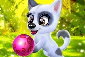 Animowany piesek z błyszczącymi oczami bawi się różową piłką w jasnym, zielonym otoczeniu