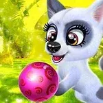 Animowany piesek z błyszczącymi oczami bawi się różową piłką w jasnym, zielonym otoczeniu