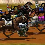 Wyścig konny z kilkoma dżokejami na torze, każdy koń w uprzęży, w dynamicznym ruchu na ziemistej nawierzchni