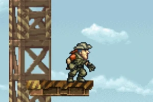 Postać w hełmie stoi na drewnianej platformie przed rusztowaniem na tle błękitnego nieba z chmurami