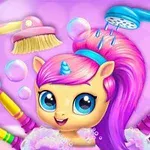 Kolorowy jednorożec z dużymi oczami podczas kąpieli, otoczony akcesoriami do pielęgnacji, takimi jak mydło, szczotka i prysznic na różowym tle