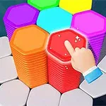 Stos kolorowych sześcianów na sześciokątnej planszy z ręką wskazującą jeden z nich