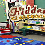 Kolorowe przedszkole z zabawkami i krzesełkami, z okrągłymi oknami na ścianie