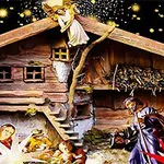 Szopka bożonarodzeniowa z drewnianą stajenką, aniołem na dachu i figurkami Świętej Rodziny oraz Trzech Króli, otoczona migoczącymi gwiazdami na nocnym niebie