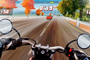 Widok z perspektywy motocyklisty na jesienną drogę, z licznikami czasu i punktów oraz widocznym w oddali czerwonym samochodem