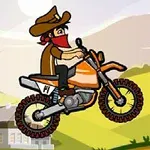 Postać w kowbojskim kapeluszu i czerwonej bandanie jedzie na pomarańczowym motocyklu terenowym w malowniczej, wiejskiej scenerii