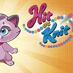 Rysunek przedstawia uśmiechniętego, różowego kotka z niebieskimi oczami trzymającego kłębek włóczki, obok napisu Hit or Knit w kolorowych literach