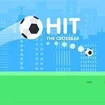 Piłka nożna lecąca w kierunku bramki na tle miejskiego krajobrazu z tekstem wskazującym na cel trafienia w poprzeczkę