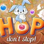 Niebieski królik siedzący na dużym kamieniu z napisem HOP dont stop!