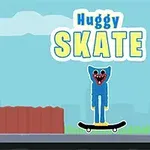 Niebieska postać z otwartą buzią stoi na deskorolce na tle krajobrazu z ogrodzeniem i trawą, z napisem Huggy Skate nad nią